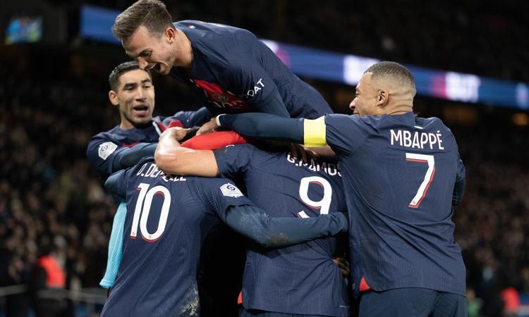 包含法甲胜负，球迷热议比赛过程的词条