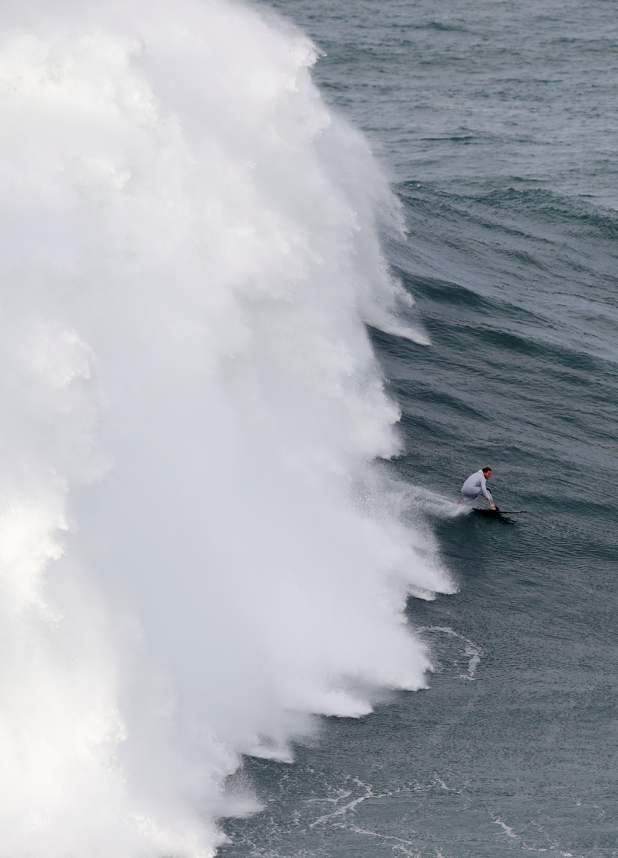 米兰体育-冲浪比赛掀起海浪，感受海上狂欢盛宴