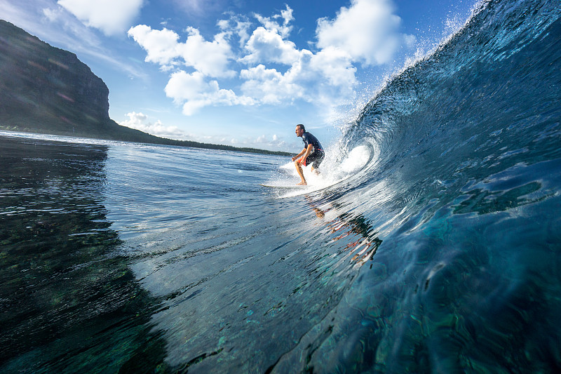 冲浪比赛掀起海浪，感受海上狂欢盛宴