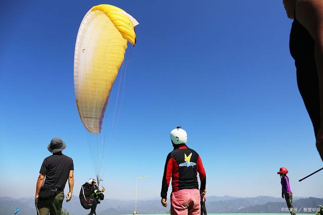 极限滑翔伞飞行比赛，俯瞰大地的壮丽风景的简单介绍