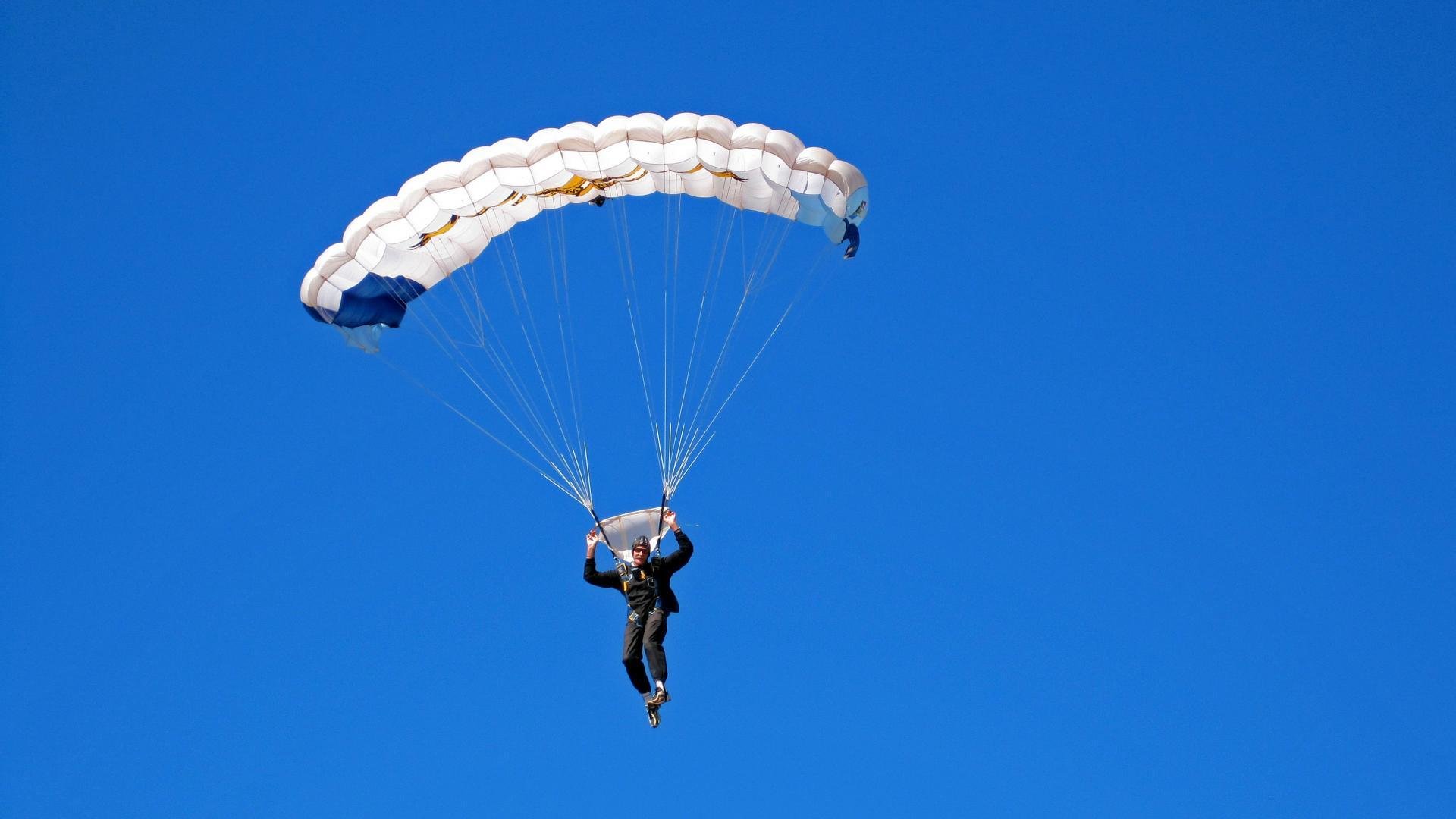米兰体育在线登录-海湾极速划艇赛，海浪翻滚中的极致速度，海湾帆船慢速